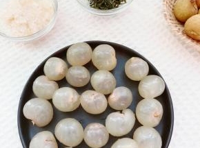 桂圆清洗一下【有的外壳会有一点点碎粒】剥壳，