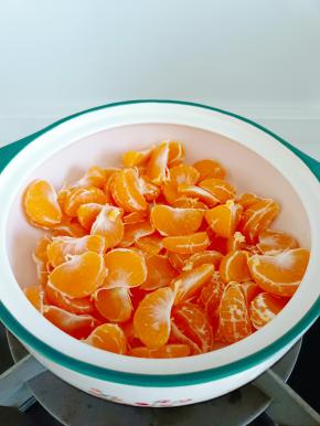 把剥好的橘子放入锅里