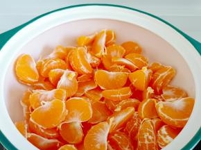 把剥好的橘子放入锅里