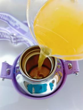 炖好的水果茶晾凉一下味道更佳，放克拉杯里，外出带着方便喝！