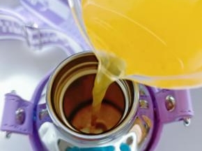 炖好的水果茶晾凉一下味道更佳，放克拉杯里，外出带着方便喝！