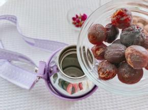 把桂圆干放入克拉杯里