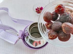 把桂圆干放入克拉杯里