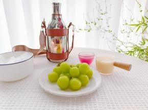 准备新鲜的青提，养乐多，石榴汁。