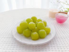 青提用面粉可以清洗去表面的灰尘，再剥皮备用。