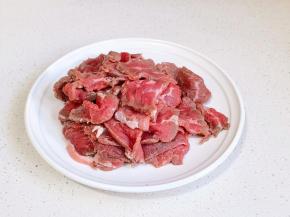 牛肉逆着纹路切片。