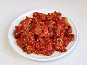 加料酒+生抽+蚝油+烧烤料+孜然粉+辣椒粉+芝麻+橄榄油抓拌均匀腌制1小时左右。