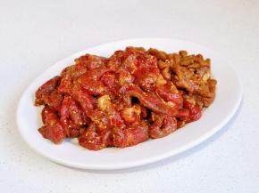 腌制好的牛肉装盘。