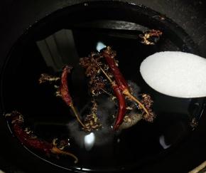 锅中倒入适量清水放入花椒和八角、干辣椒、盐烧开至沸腾，自然晾凉。