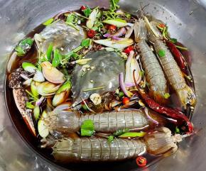 所有的调味料抓拌均匀，盖上保鲜膜放入冰箱冷藏12小时。