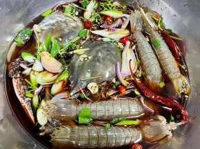 所有的调味料抓拌均匀，盖上保鲜膜放入冰箱冷藏12小时。