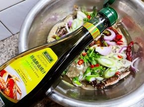 倒入这道美味的灵魂料汁珍选醉卤涝汁，瞬间香味扑鼻。