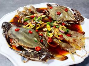  将配料和料汁均匀的淋在上面，醉卤虾兵蟹将就大功告成了。