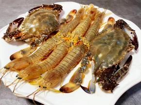  现将螃蟹和虾爬子摆入盘中