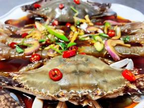 螃蟹在处理的时候最好是把蟹盖剥开，去掉两侧的腮，一是为了干净二是这样入味更佳。