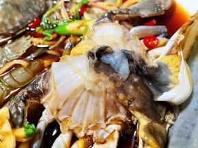 剥开蟹盖看着肥嘟嘟的螃蟹直咽口水噢