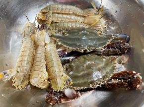 准备原材料鲜活的螃蟹和虾爬子，用刷子前后刷洗干净沥干水份备用。
