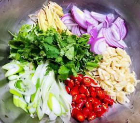 所有配料洗净沥干水份，切好备用。