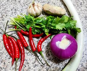 准备配料洋葱、姜、蒜、葱、小米辣、香菜