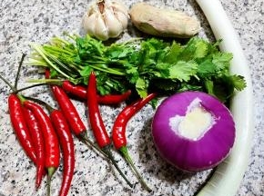 准备配料洋葱、姜、蒜、葱、小米辣、香菜