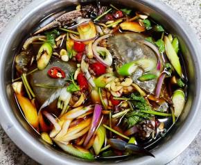 腌制入味的螃蟹虾爬子从冰箱中取出