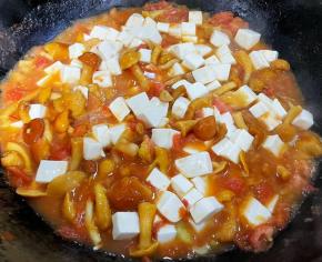 放入小豆腐丁轻轻的翻炒均匀。