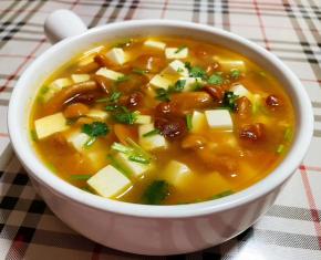 鲜美可口的滑子蘑西红柿豆腐汤装入容器中，就大功告成了。