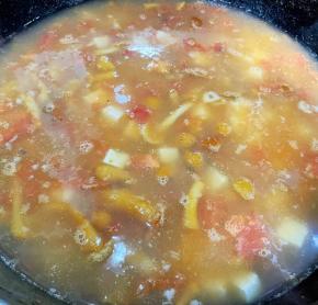 倒入大骨棒汤大火煮起来。