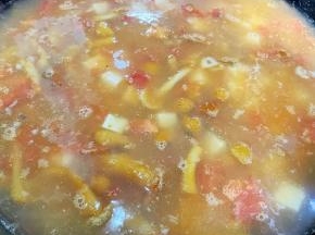 倒入大骨棒汤大火煮起来。