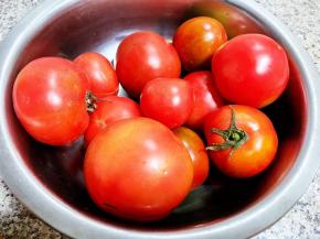 准备新鲜的西红柿清洗干净，沥干水分切成小丁备用。