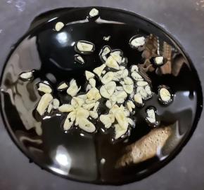 锅中放入底油加热放入蒜片爆香。