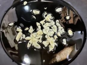 锅中放入底油加热放入蒜片爆香。