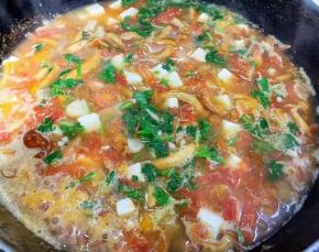 最后撒上香菜调味即可出锅享用。