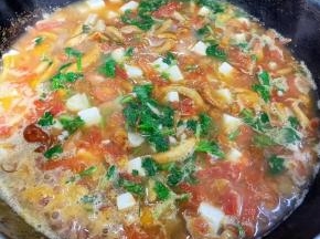 最后撒上香菜调味即可出锅享用。