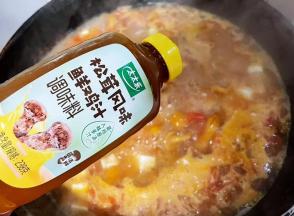 汤开后放入经典的调味料松茸风味鲜鸡汁和盐，这个调味料是这道美味的灵魂味道。