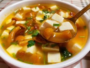 滑子蘑入口鲜嫩爽口，混搭着嫩豆腐入口即化的口感，让人好吃到停不下来。