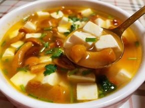 滑子蘑入口鲜嫩爽口，混搭着嫩豆腐入口即化的口感，让人好吃到停不下来。