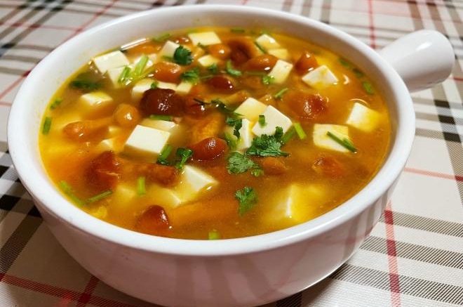 滑子蘑西红柿豆腐汤