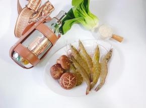 准备好新鲜的对虾，香菇，大米，青菜。