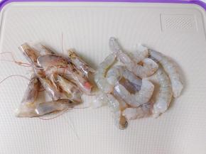 对虾剥去虾壳。
