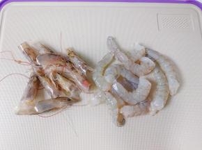 对虾剥去虾壳。