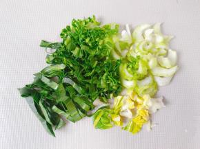 小青菜切成细丝
