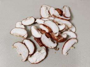 香菇清洗干净后切成薄片