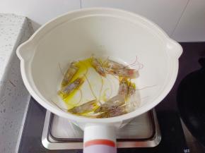 锅里放少许食用油，放入虾头