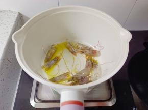 锅里放少许食用油，放入虾头