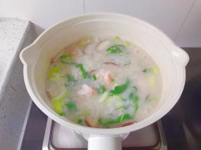 最后放入青菜煮一分钟，加入盐味精调味。