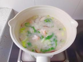 最后放入青菜煮一分钟，加入盐味精调味。