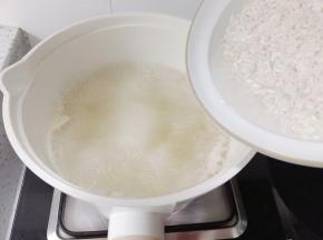 加入淘洗好的大米，大火煮开，转中火炖半小时【煮大米时用勺子不断搅拌，可以增加粥的粘稠性】