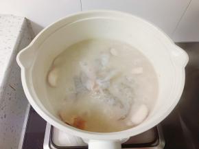 待粥粘稠时加入对虾煮熟