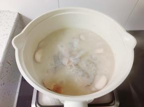 待粥粘稠时加入对虾煮熟
